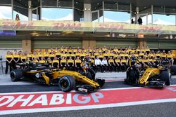 Carlos Sainz Jr., Renault Sport F1 Team e Nico Hulkenberg, Renault Sport F1 Team nella foto di gruppo del Team Renault