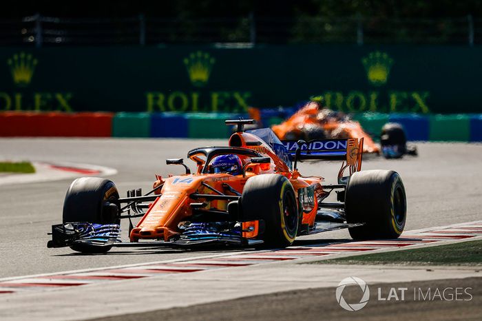 Fernando Alonso, McLaren MCL33, y Stoffel Vandoorne, McLaren MCL33