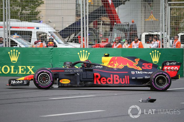 El coche accidentado de Max Verstappen, Red Bull Racing RB14