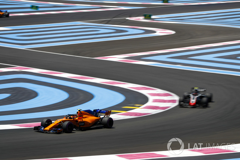 Stoffel Vandoorne, McLaren MCL33, precede Kevin Magnussen, Haas F1 Team VF-18