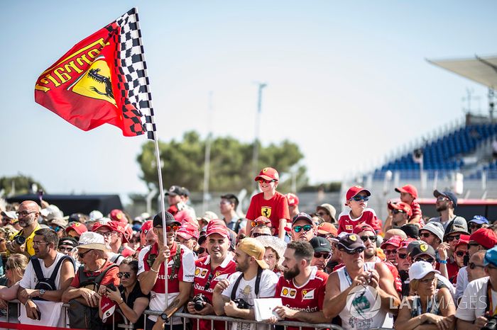 Aficionados de Ferrari y una bandera