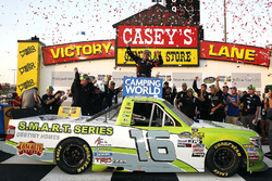 Race winner Brett Moffitt, Hattori Racing Enterprises, Toyota Tundra Destiny Homes