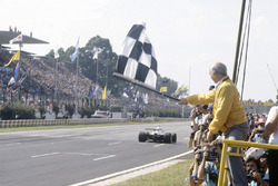 Juan Manuel Fangio shows the chequered flag to Carlos Reutemann, Williams FW07C-Ford Cosworth
