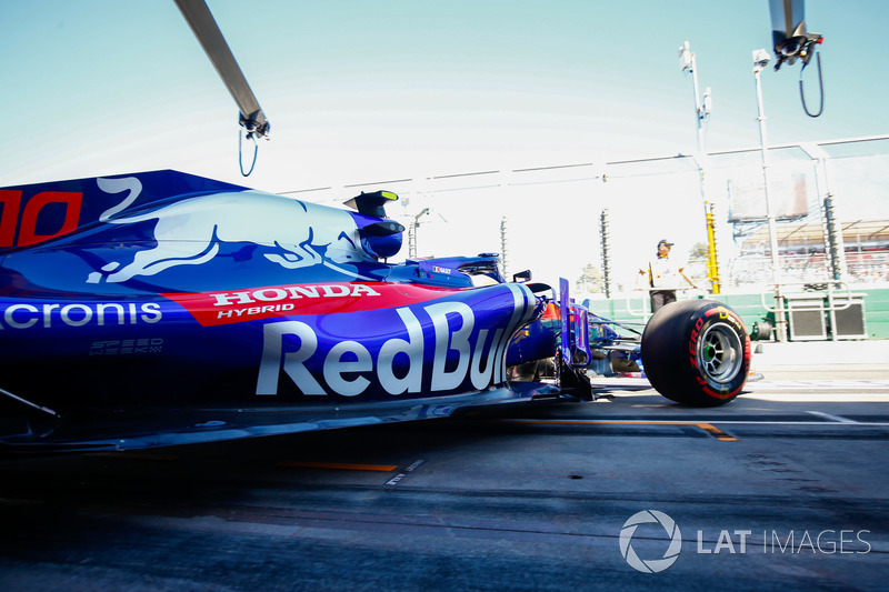 Pierre Gasly, Toro Rosso STR13 Honda, deja el garaje