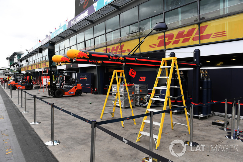 Preparazione del box Red Bull Racing