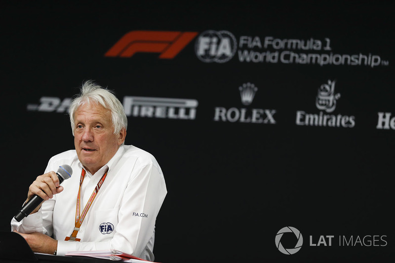 Charlie Whiting, director de carrera, FIA, habla durante la conferencia de prensa