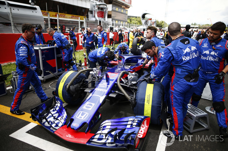 Engineers with the car of Pierre Gasly, Toro Rosso STR13, on the grid