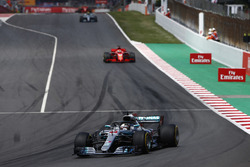 Lewis Hamilton, Mercedes AMG F1 W09, Sebastian Vettel, Ferrari SF71H