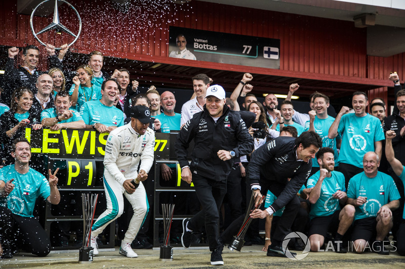 Hamilton tarolt a Mercedesszel Barcelonában - F1 2018