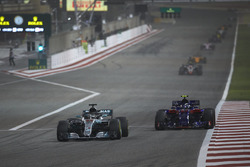 Lewis Hamilton, Mercedes AMG F1 W09, Pierre Gasly, Toro Rosso STR13 Honda