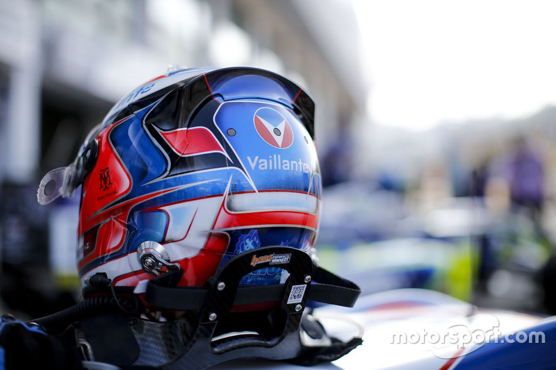 Helmet of Sacha Fenestraz, Carlin, Dallara Volkswagen