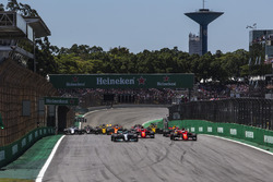 Valtteri Bottas, Mercedes-Benz F1 W08 y Sebastian Vettel, Ferrari SF70H
