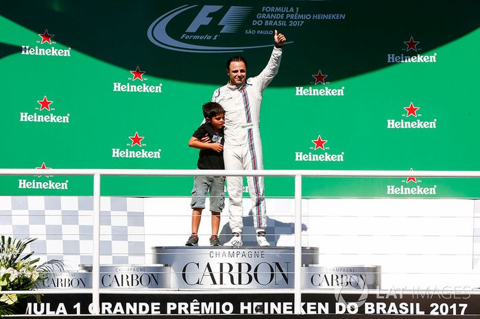 Felipe Massa, Williams, con fans en el podio y su hijo Filipinho