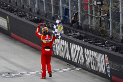 Il vincitore della gara Kyle Busch, Joe Gibbs Racing
