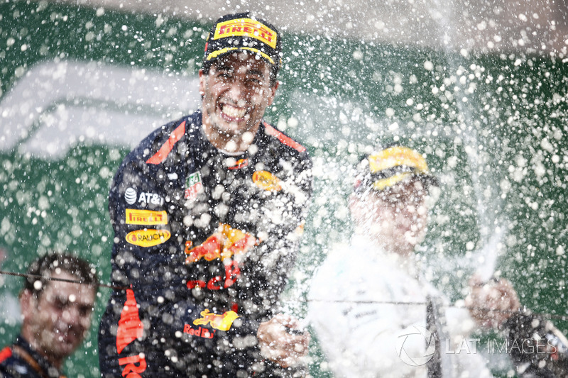 Podium : le vainqueur Daniel Ricciardo, Red Bull Racing, le deuxième, Valtteri Bottas, Mercedes-AMG F1