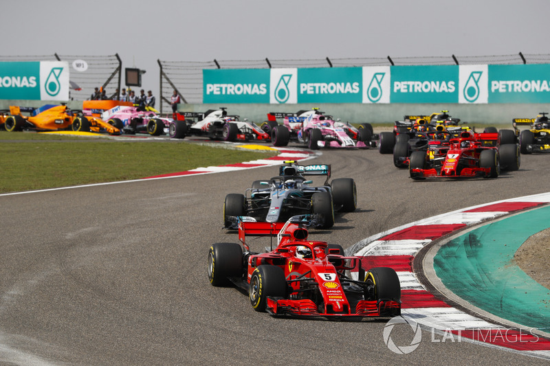 Sebastian Vettel, Ferrari SF71H, Valtteri Bottas, Mercedes AMG F1 W09, Kimi Raikkonen, Ferrari SF71H, Max Verstappen, Red Bull Racing RB14 Tag Heuer, e il resto del gruppo alla partenza