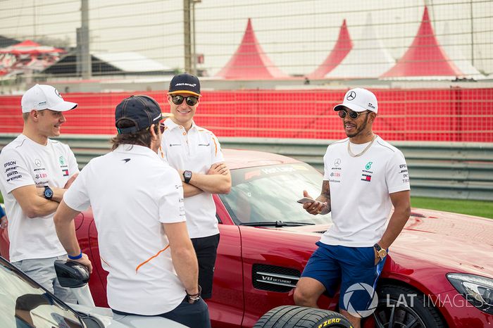 Fernando Alonso, McLaren, Valtteri Bottas, Mercedes-AMG F1, Lewis Hamilton, Mercedes-AMG F1 y Stoffel Vandoorne, McLaren con los coches de Pirelli Hot Laps