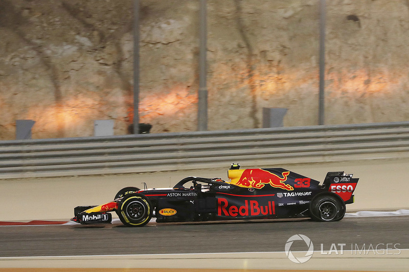 Max Verstappen, Red Bull Racing RB14 Tag Heuer, terseok-seok kembali ke pit setelah bocor ban