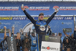 Race winner Kevin Harvick, Stewart-Haas Racing, Ford Fusion