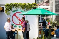 Fans genieten van een biertje