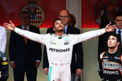 Подиум: победитель гонки - Льюис Хэмилтон, Mercedes AMG F1, третье место - Серхио Перес, Sahara Forc