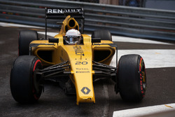 Kevin Magnussen, Renault Sport F1 Team RS16 met gebroken voorvleugel