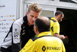 Nico Hulkenberg, Sahara Force India F1 avec Frederic Vasseur, directeur Renault Sport F1