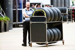 Un mecánico de McLaren con neumáticos Pirelli