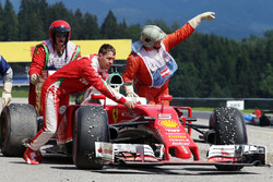 Sebastian Vettel, Ferrari SF16-H gira sobre la pista del circuito en la segunda sesión de práctica