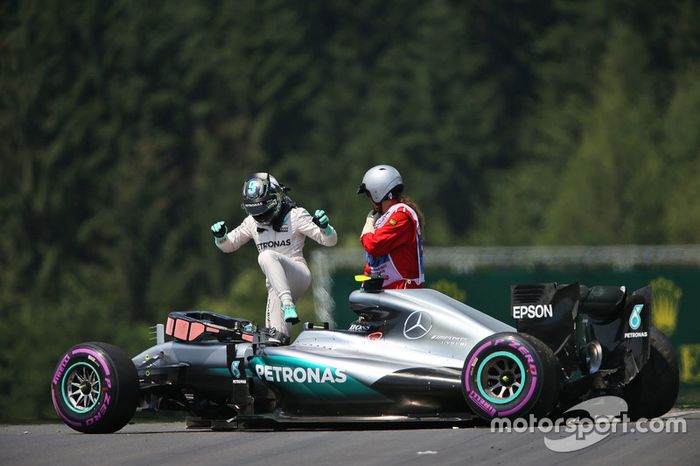 No terceiro treino livre, Nico Rosberg bateu após sua suspensão quebrar e teve que trocar a caixa de câmbio