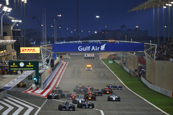 Start zum Rennen: Nico Rosberg, Mercedes AMG F1 Team W07 führt