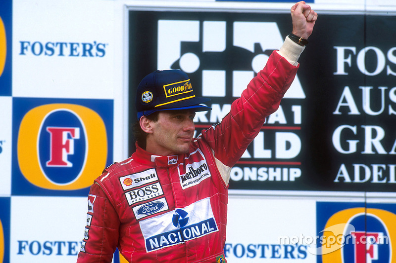 Podium : le vainqueur Ayrton Senna, McLaren fête sa victoire