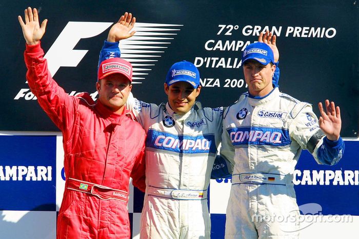 Podio: segundo lugar Rubens Barrichello, Ferrari; ganador de la carrera Juan Pablo Montoya, Williams-BMW; y tercer lugar Ralf Schumacher, Williams