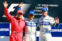 Podio: segundo lugar Rubens Barrichello, Ferrari; ganador de la carrera Juan Pablo Montoya, Williams-BMW; y tercer lugar Ralf Schumacher, Williams