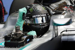 Nico Rosberg, Mercedes AMG F1 W07 Hybrid celebra su pole position en parc ferme