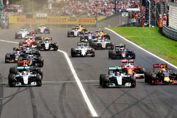 Start: Lewis Hamilton, Mercedes AMG F1 W07 Hybrid; Daniel Ricciardo, Red Bull Racing RB12