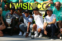 Sieger Lewis Hamilton, Mercedes AMG F1 W07, feiert mit dem Team