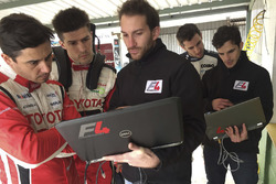 Matías Milla, Matías Rossi y Esteban Guerrieri junto a los ingenieros de la F4 Sudamericana.