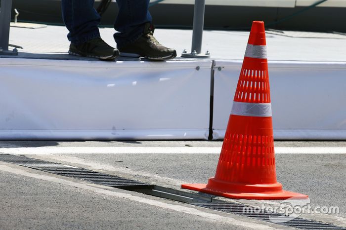 Ainda no TL3, a grelha do ralo se soltou do chão e danificou o carro de Valtteri Bottas