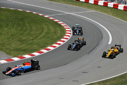 Rio Haryanto, Manor Racing MRT05, devant Sergio Perez, Sahara Force India F1 VJM09; Kevin Magnussen, Renault Sport F1 Team RS16 et Nico Rosberg, Mercedes AMG F1 W07 Hybrid