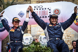 Paolo Andreucci e Anna Andreussi, Peugeot 208 T16, Peugeot Sport Italia, festaggiano la vittoria