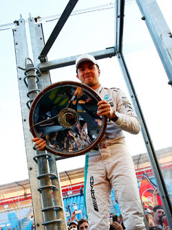 Переможець гонки - Ніко Росберг, Mercedes AMG F1, святкує з фанатами