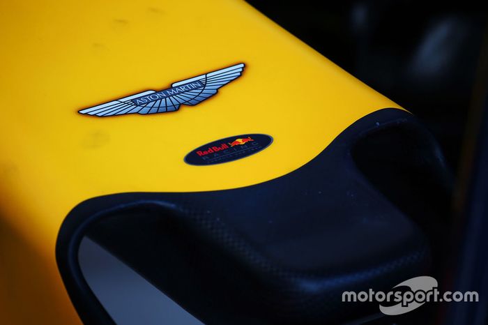 Logo de Aston Martin en el Red Bull RB12