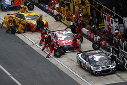 Kevin Harvick, Stewart-Haas Racing Chevrolet, Austin Dillon, Richard Childress Racing Chevrolet, Joe