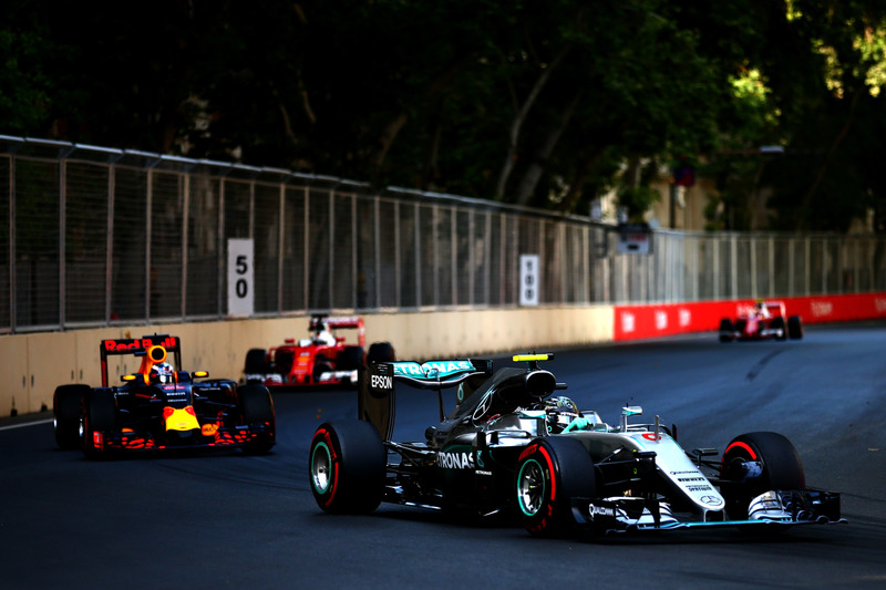 Nico Rosberg, Mercedes AMG F1 W07 Hybrid leads Daniel Ricciardo, Red Bull Racing RB12