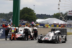 Winnende auto #2 Porsche Team Porsche 919 Hybrid: Romain Dumas, Neel Jani, Marc Lieb passeert de #5 Toyota Racing Toyota TS050 Hybrid: Anthony Davidson, Sébastien Buemi, Kazuki Nakajima na de finishvlag