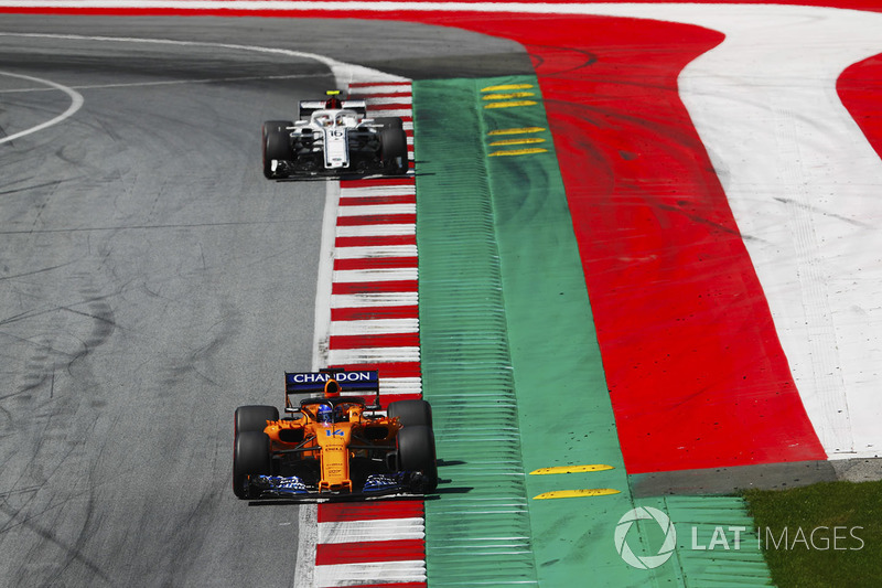 Fernando Alonso, McLaren MCL33, Charles Leclerc, Sauber C37, to the grid