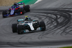 Valtteri Bottas, Mercedes AMG F1 W09, Brendon Hartley, Toro Rosso STR13