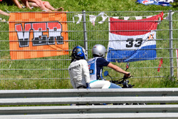 Valtteri Bottas, Mercedes-AMG F1, su uno scooter dopo il ritiro