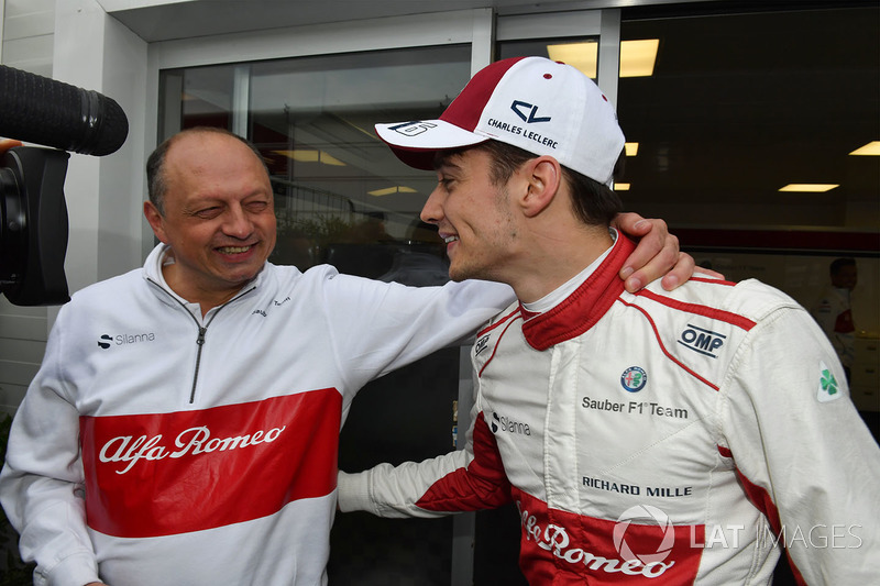 Charles Leclerc, Sauber celebrates sixth place with Frederic Vasseur, Sauber, Team Principal